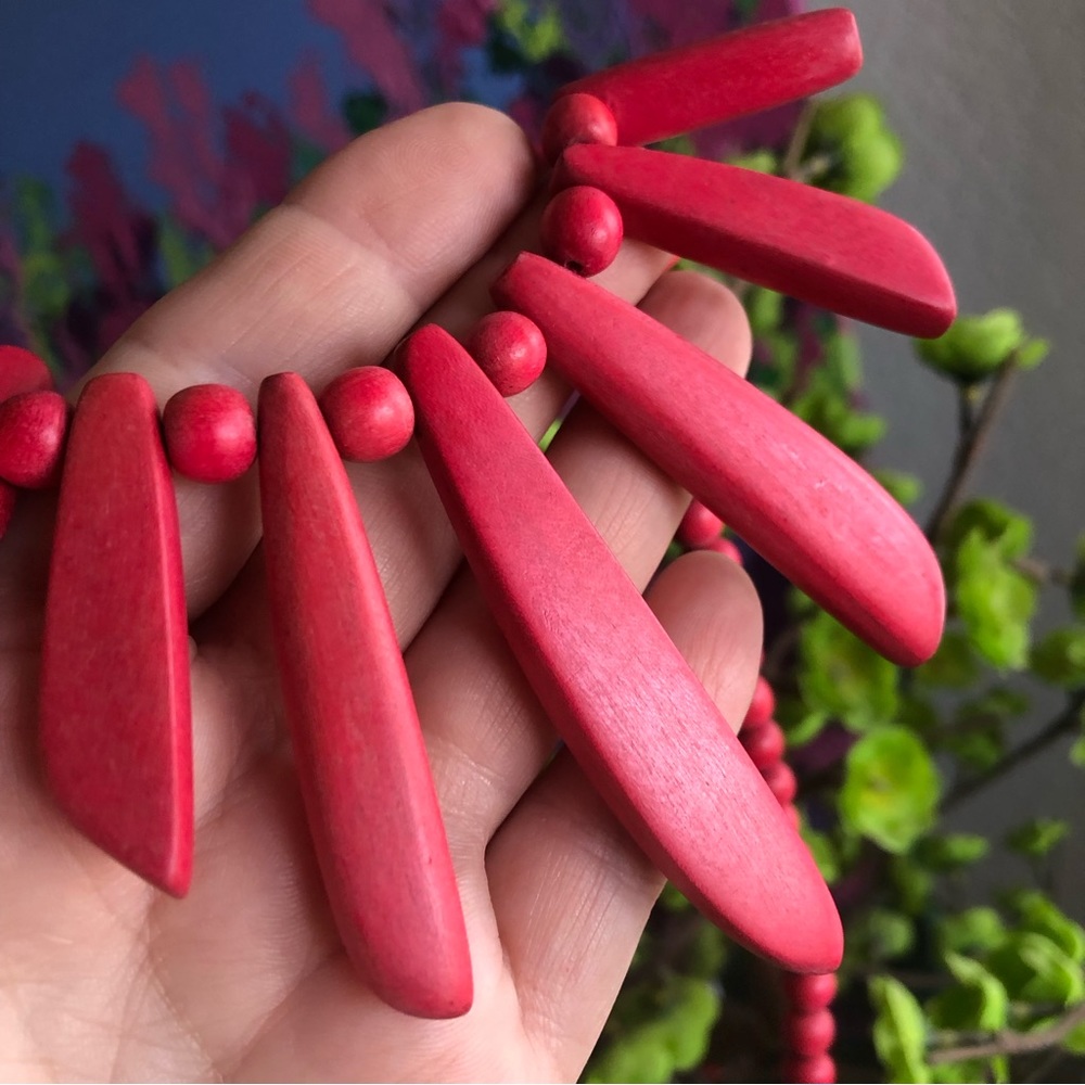 Vintage deep fuchsia wood bead necklace - Picture 8 of 9